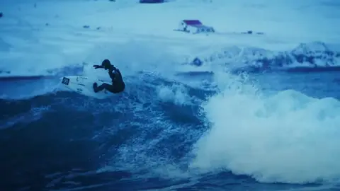 Lucía Martiño, en una ola en Islandia Lucía Martiño, en una ola en Islandia