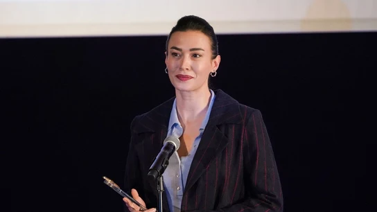 El hipócrita discurso de Rengin tras recibir un premio por su trabajo: "Quiero dedicárselo a todas esas mujeres que ayudan a los demás" El hipócrita discurso de Rengin tras recibir un premio por su trabajo: "Quiero dedicárselo a todas esas mujeres que ayudan a los demás"