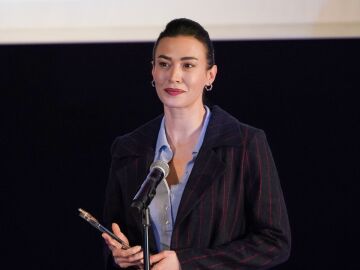 El hip&oacute;crita discurso de Rengin tras recibir un premio por su trabajo: "Quiero dedic&aacute;rselo a todas esas mujeres que ayudan a los dem&aacute;s"