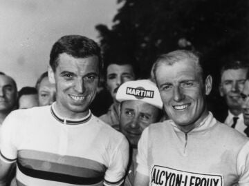  Rik van Looy (izquierda) es felicitado por Andre Darrigade tras ganar el Mundial en 1960