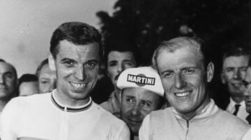  Rik van Looy (izquierda) es felicitado por Andre Darrigade tras ganar el Mundial en 1960