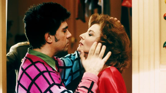 Pedro Almodóvar y Marisa Paredes en La flor de mi secreto en 1995 Pedro Almodóvar y Marisa Paredes en La flor de mi secreto en 1995