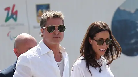 Brad Pitt y su novia Ines de Ramon Brad Pitt y su novia Ines de Ramon