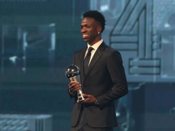 Vinicius sonríe con el premio The Best en Doha