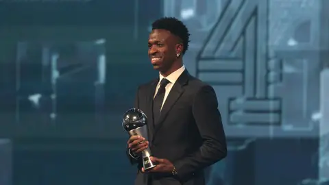Vinicius sonríe con el premio The Best en Doha Vinicius sonríe con el premio The Best en Doha