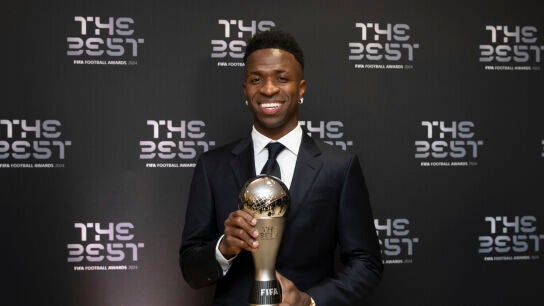 Vin&iacute;cius posa con el premio The Best en Doha