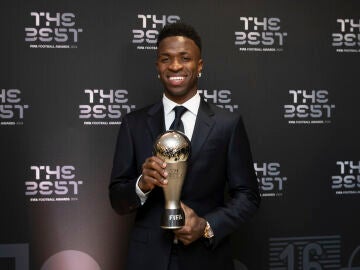 Vinícius posa con el premio The Best en Doha