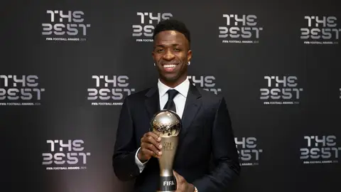 Vinícius posa con el premio The Best en Doha Vinícius posa con el premio The Best en Doha