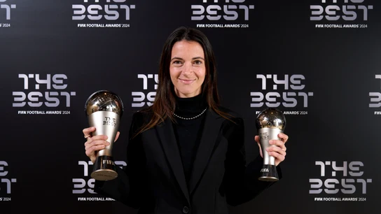 Aitana Bonmatí posa con el premio The Best 2024 Aitana Bonmatí posa con el premio The Best 2024