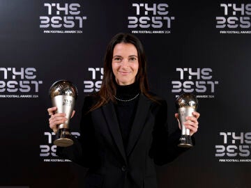 Aitana Bonmatí posa con el premio The Best 2024