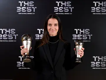 Aitana Bonmatí posa con el premio The Best 2024 Aitana Bonmatí posa con el premio The Best 2024