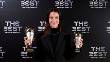 Aitana Bonmatí posa con el premio The Best 2024