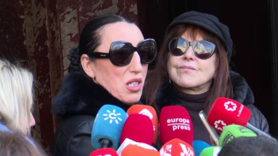 Rossy de Palma y Loles Le&oacute;n en el funeral de Marisa Paredes en el teatro Espa&ntilde;ol
