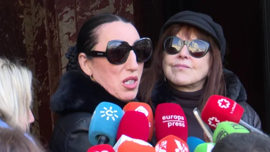 Rossy de Palma y Loles León en el funeral de Marisa Paredes en el teatro Español Rossy de Palma y Loles León en el funeral de Marisa Paredes en el teatro Español