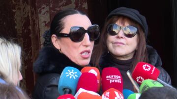 Rossy de Palma y Loles León en el funeral de Marisa Paredes en el teatro Español