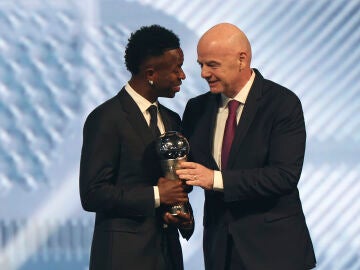 Vinícius Jr rcibe el premio The Best de manos de Infantino