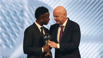 Vinícius Jr rcibe el premio The Best de manos de Infantino