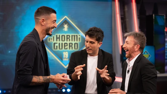 ¡La magia vuelve a El Hormiguero! Jorge Luengo ficha como ayudante a Joselu para un espectacular truco de cartas ¡La magia vuelve a El Hormiguero! Jorge Luengo ficha como ayudante a Joselu para un espectacular truco de cartas