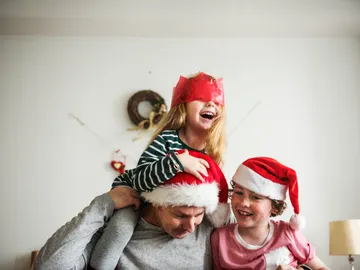 Familia disfrutando de la Navidad Familia disfrutando de la Navidad