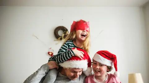 Familia disfrutando de la Navidad Familia disfrutando de la Navidad