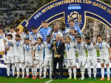 El Real Madrid levanta el trofeo de la Copa Intercontinental El Real Madrid levanta el trofeo de la Copa Intercontinental