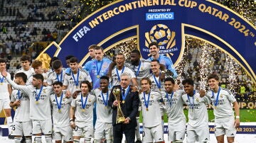 El Real Madrid levanta el trofeo de la Copa Intercontinental