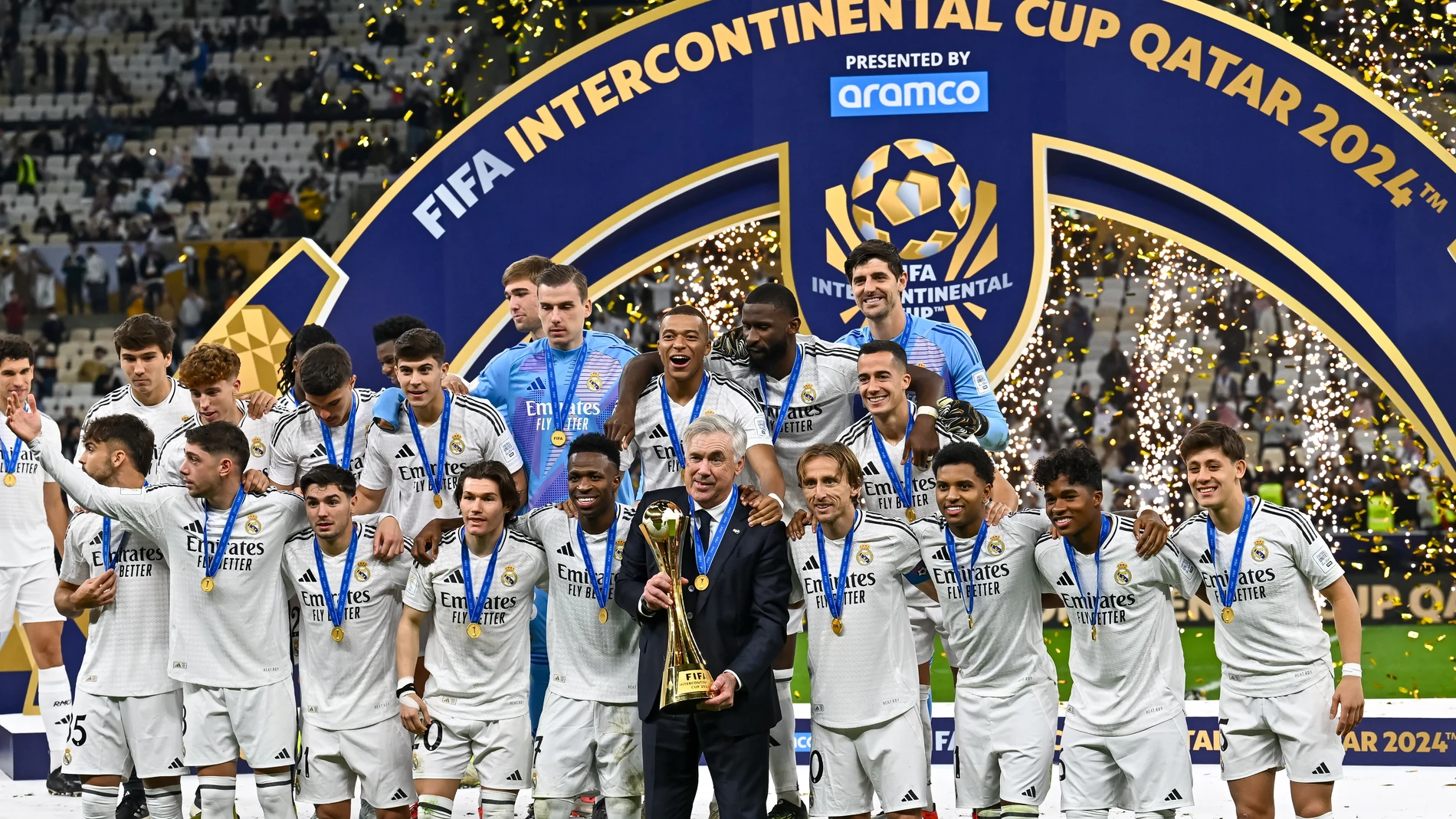 El Real Madrid levanta el trofeo de la Copa Intercontinental El Real Madrid levanta el trofeo de la Copa Intercontinental