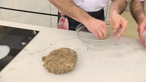 Forma una bola, ponla en el bol Forma una bola, ponla en el bol