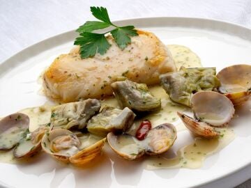 Una receta de Argui&ntilde;ano para cualquier celebraci&oacute;n: merluza con alcachofas y almejas