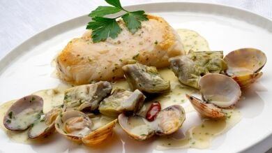 Una receta de Arguiñano para cualquier celebración: merluza con alcachofas y almejas