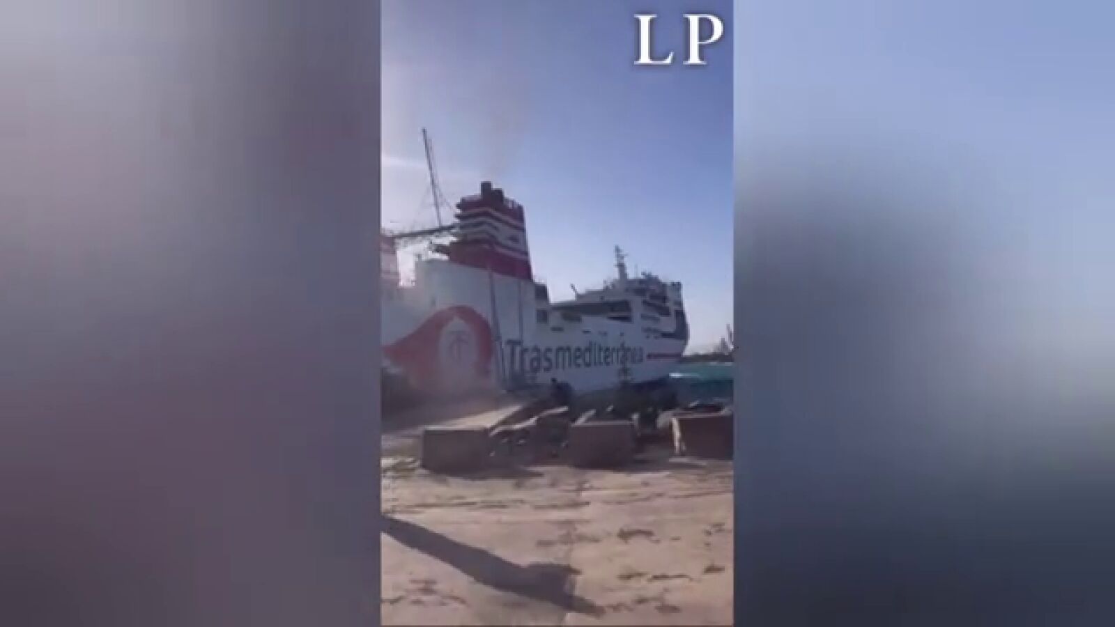El fuerte viento provoca que un ferry se escore contra un dique en el puerto de Gran Canaria