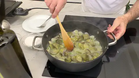 Introduce las almejas y espera a que se abran Introduce las almejas y espera a que se abran