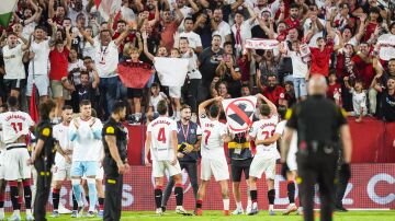 Isaac, Juanlu y Carmona celebra el triunfo en el derbi con la polémica bandera