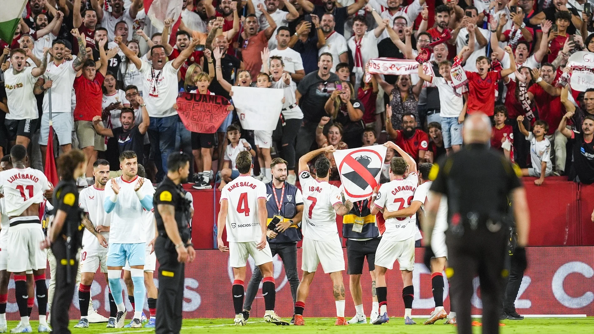 Isaac, Juanlu y Carmona celebra el triunfo en el derbi con la polémica bandera Isaac, Juanlu y Carmona celebra el triunfo en el derbi con la polémica bandera