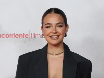 Laura Escanes posando para los medios Laura Escanes posando para los medios