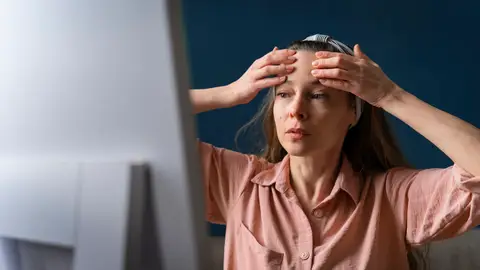 Mujer con dolor de cabeza Mujer con dolor de cabeza