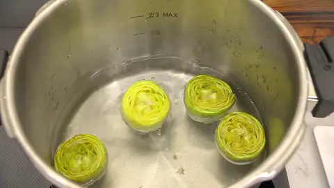 Sazónalas, cierra la olla y cuécelas durante 3 minutos Sazónalas, cierra la olla y cuécelas durante 3 minutos