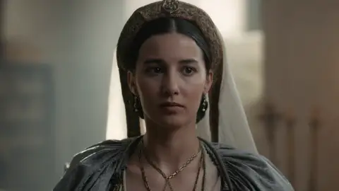 Esta noche, gran final de Beguinas: Lucía suplica ayuda al padre Gonzalo con las libertas Esta noche, gran final de Beguinas: Lucía suplica ayuda al padre Gonzalo con las libertas