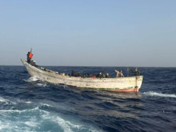 Cayuco con inmigrantes en medio del mar cerca de las Islas Canarias