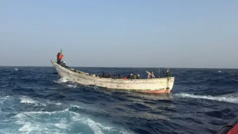 Cayuco con inmigrantes en medio del mar cerca de las Islas Canarias Cayuco con inmigrantes en medio del mar cerca de las Islas Canarias