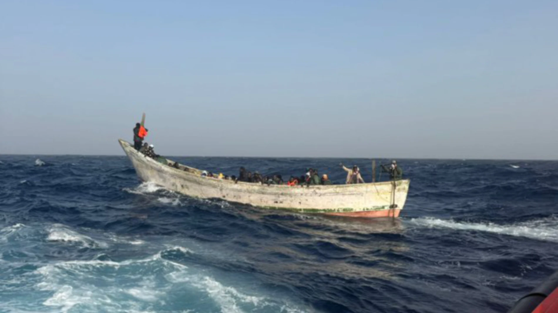Cayuco con inmigrantes en medio del mar cerca de las Islas Canarias Cayuco con inmigrantes en medio del mar cerca de las Islas Canarias