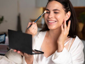 Mujer maquill&aacute;ndose