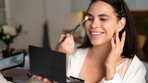 Mujer maquillándose Mujer maquillándose