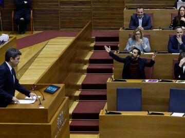 José Muñoz realiza un gesto durante la intervención en Les Corts Valencianes del president de la Generalitat, Carlos Mazón