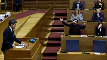 José Muñoz realiza un gesto durante la intervención en Les Corts Valencianes del president de la Generalitat, Carlos Mazón