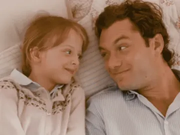 Jude Law y su hija en The Holiday, Miffy Englefield Jude Law y su hija en The Holiday, Miffy Englefield