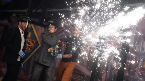 ¡Chispas y fuego! El cañón de ferrocerio crea un espectáculo único en El Hormiguero ¡Chispas y fuego! El cañón de ferrocerio crea un espectáculo único en El Hormiguero