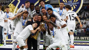 Vin&iacute;cius realiza un selfie con sus compa&ntilde;eros tras ganar la Intercontinental en Doha