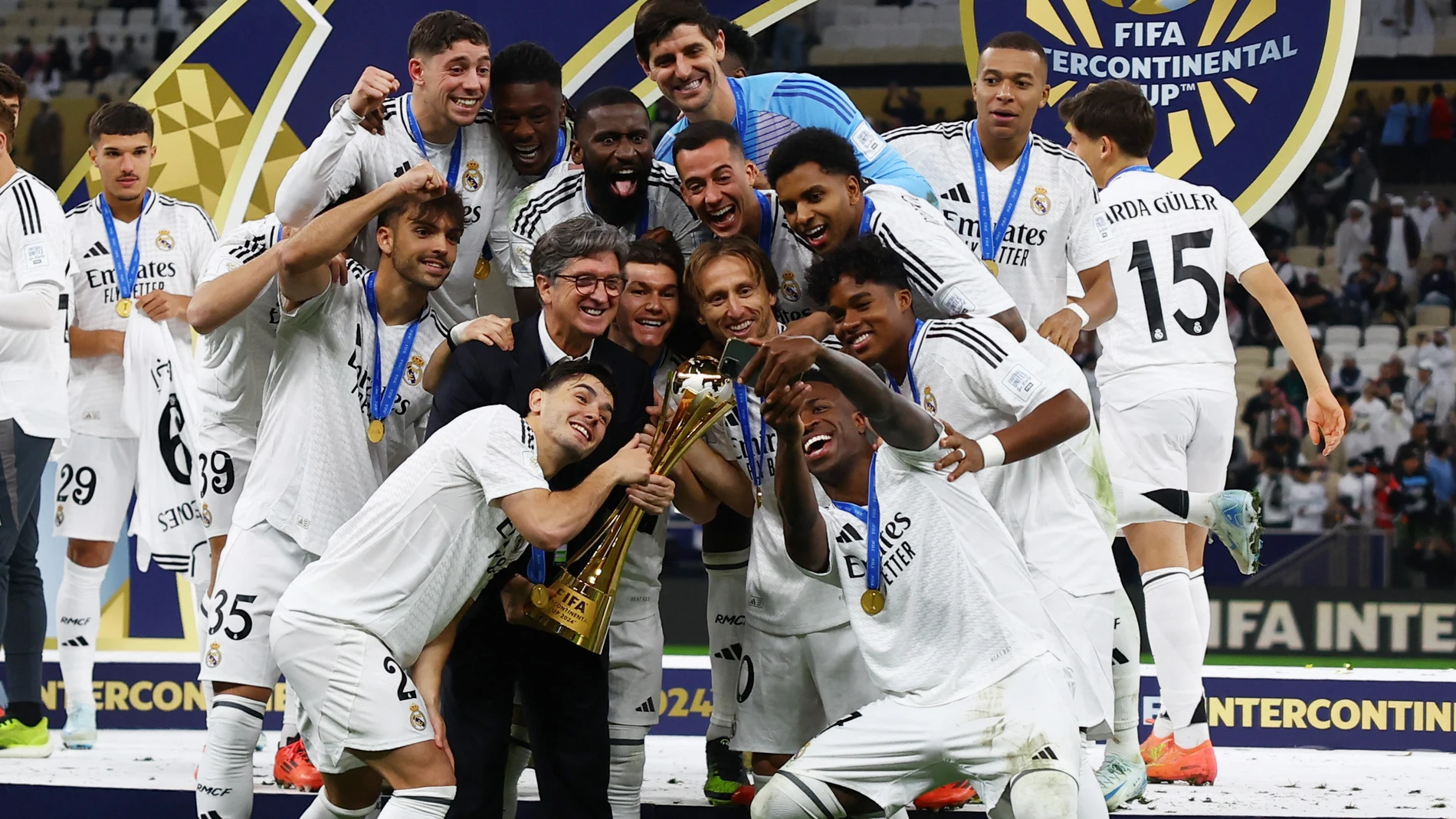 Vinícius realiza un selfie con sus compañeros tras ganar la Intercontinental en Doha Vinícius realiza un selfie con sus compañeros tras ganar la Intercontinental en Doha
