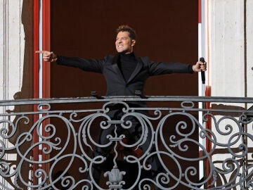 David Bisbal desde el balcón de la Real Casa de Correos, en la Puerta del Sol, para inaugurar ‘La Navidad en Sol’